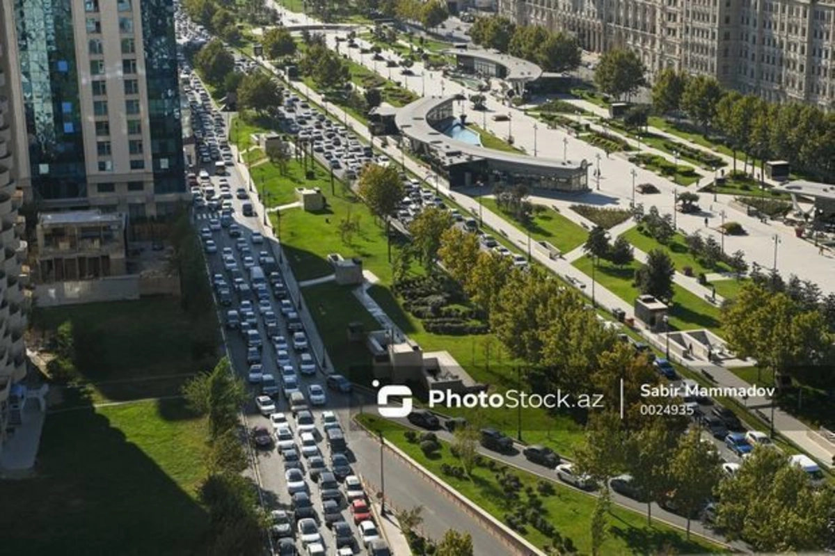 Bakının bir sıra yollarında tıxac yaranıb - SİYAHI